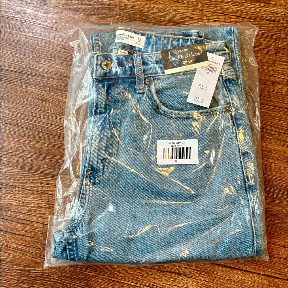 NWT Abercrombie High Rise 90’s Relaxed Jean, 28R Curve Love